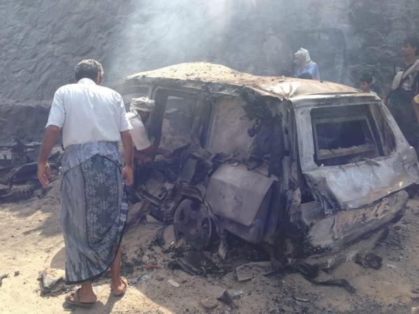 شهود عيان يروون تفاصيل احتراق محافظ عدن وترجله من السيارة بعد لحظات من حادثة التفجير