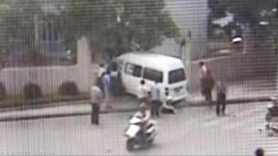 فيديو: صينية تعرضت للدهس فقامت تمشي لتطمئنّ على السائق