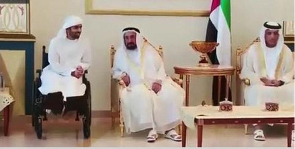 بالصور: ابن حاكم راس الخيمة احمد بن سعود القاسمي يعود من اليمن مقطوع الرجلين