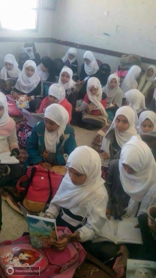 إلى وزارة التربية والتعليم: طالبات مدرسة الخنساء برداع بدون كراسي ويجلسن على الأرض (صورة)