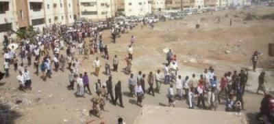 تعرف على الذي قاله الرئيس هادي في جنازة محافظ عدن المغتال ؟