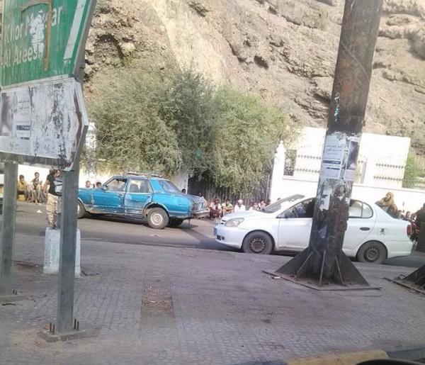 شاهد بالصورة: المقاومة الجنوبية تحتجز الباعة من ابناء المناطق الشمالية بكريتر في عدن