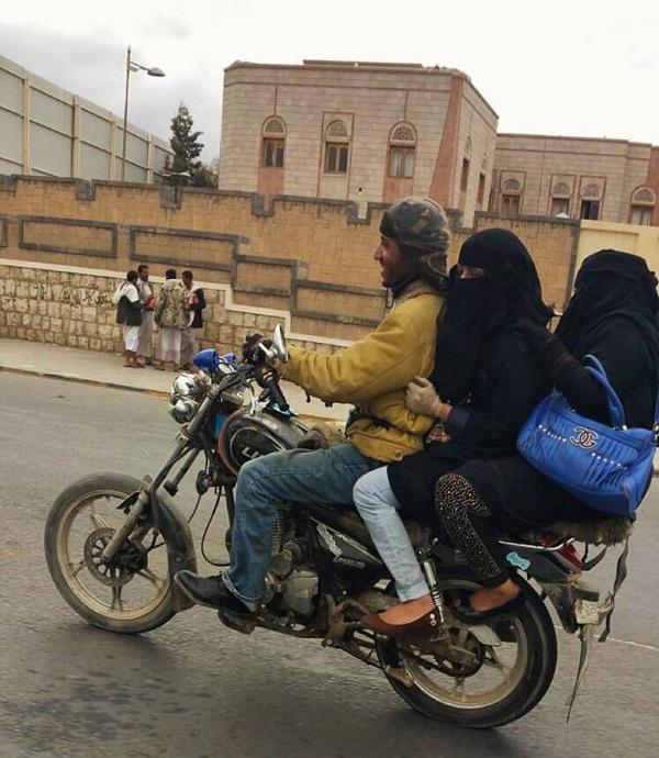 فتاتان بصنعاء على متن دراجة نارية تشعلان مواقع التواصل الاجتماعي (صورة)