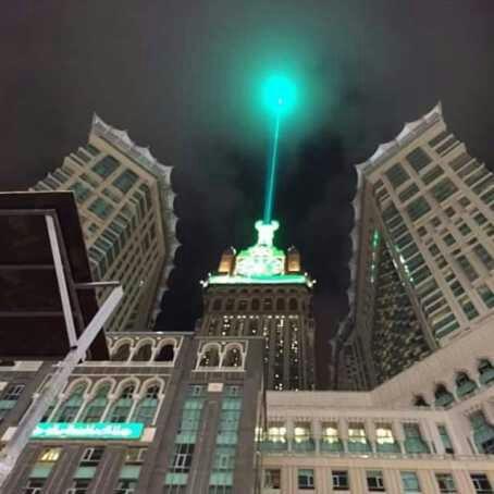السعودية: برج الساعة يطلق الليزر الأخضر إلى السماء احتفالاً بمولد الرسول صلى الله عليه وسلم (صور مذهلة)
