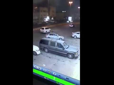 السعودية: كاميرا مراقبة تلتقط لص يسرق سيارة بداخلها امرأة.. شاهد كيف تصرفت؟ (فيديو)