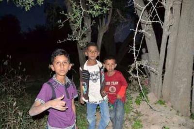 شاهد بالصورة .. "جني" يظهر في صورة خلف اطفال يمنيين