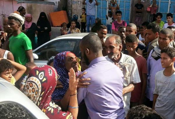 لقاء حميم ومبكي في نفس الوقت بين أحد اسرى المقاومة الجنوبية مع والدته (صورة)