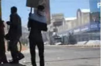 شاهد أفضل مقاطع فيديو لمسيرة اليوم أثناء دخولها شارع الزبيري من شارع الستين والجنود يسلمون على الثوار جوار وزارة الشباب والرياضة