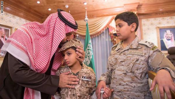 بالصور.. الأمير محمد بن سلمان يواسي أسرة العقيد عبدالله السهيان الذي قُتل في اليمن