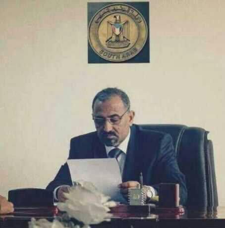 صورة لمحافظ عدن تشغل مواقع التواصل الاجتماعي