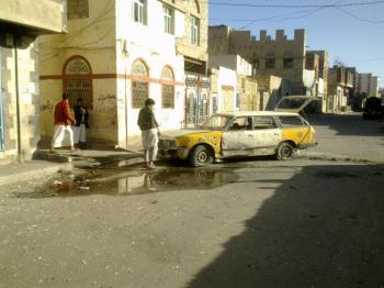 صور اثار دماء الضحايا والقصف الذين سقطوا يوم امس السبت 15-10-2011 ، إثر القصف العشوائي من أتباع الأحمر بقذائف الهاون
