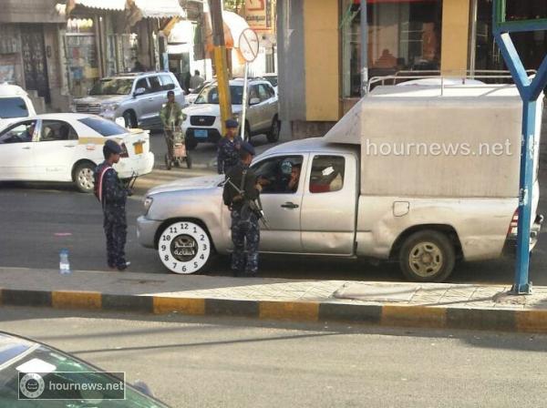 لأول مرة: جنود بلباس عسكري يحلون محل الحوثيين في العديد من النقاط بداخل صنعاء (صورة)