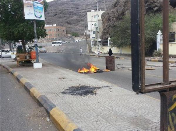 توتر كبير في عدن وإحراق إطارات وإغلاق عدد من الشوارع بوجه هادي.. وهذه الأسباب