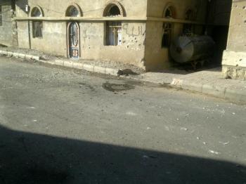 صور اثار دماء الضحايا والقصف الذين سقطوا يوم امس السبت 15-10-2011 ، إثر القصف العشوائي من أتباع الأحمر بقذائف الهاون صور اثار دماء الضحايا والقصف الذين سقطوا يوم امس السبت 15-10-2011 ، إثر القصف العشوائي من أتباع الأحمر بقذائف الهاون