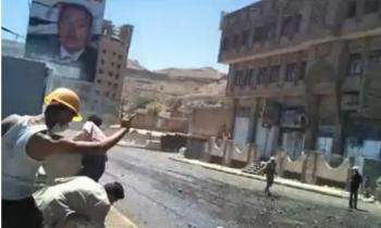 شاهد فيديو: رقص احد الشباب على انغام اصوات الرصاص وسط المسيرة