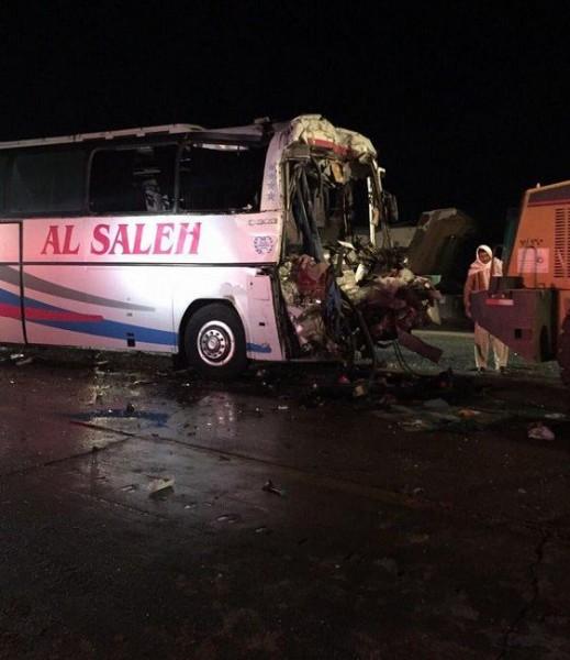 صور: حادث باص يصرع ويصيب 37 شخصاً بطريق الدمام- الرياض