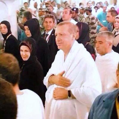 الكعبة المشرفة تفتح بابها لأردوغان في زيارته لها، والوفد المرافق له (فيديو)