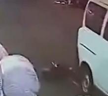 بالفيديو: تجاهل المارة لطفلة تموت إلى جانب الطريق بعد دهسها مرتين