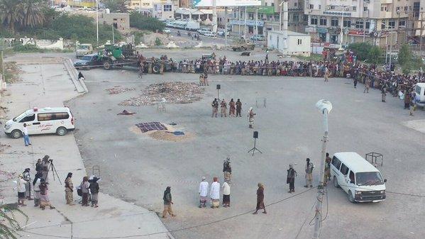 بالصور: القاعدة تجلد 10 أشخاص أمام العامة منهم 3 سكارى و7 منهم نادوا بالانفصال في المكلا بحضرموت