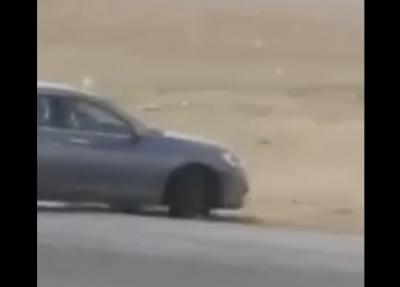 “فيديو” لحظة طيران مفحط من سيارته خلال انقلابها