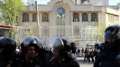 محتجون إيرانيون يضرمون النار في مبنى السفارة السعودية بطهران - فيديو