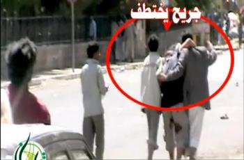 شاهد فيديو: مختطف في المسيرة اليوم في منطقة القاع وهم يأخذونه وهو جريح، وفيديو آخر لانضمام مجموعة من الجنود الى ساحة التغيير