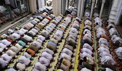 مصنع أمريكي يطرد 150 عاملاً مسلماً بسبب استراحة الصلاة