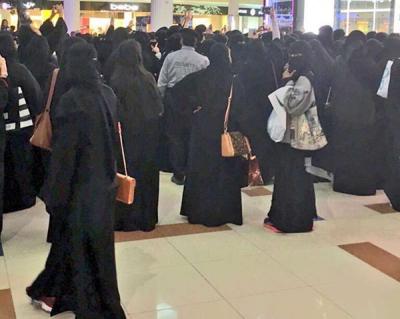 شاهد: لحظة طرد هيئة الأمر بالمعروف لممثلة كويتية من مجمع بالرياض