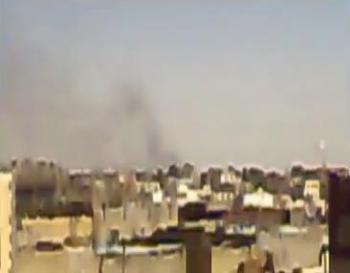 شاهد بالفيديو: حريق بالقرب من معسكر الصيانة وتصاعد سحب الدخان