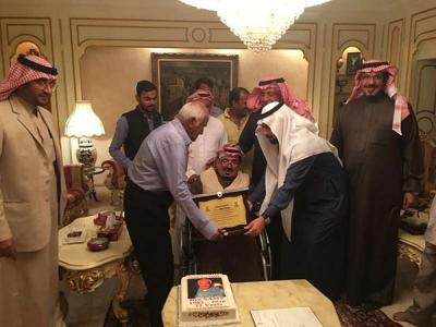 صور: أسرة أمير سعودي تودّع سائقها السريلانكي بحفل ومبلغ مُجْزٍ.. لهذه الأسباب!!