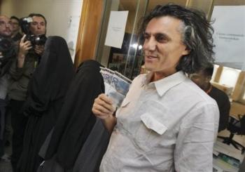 رشيد نكاز الفرنسي من اصل جزائري يدفع غرامات السلطات الفرنسية بحق المسلمات الاتي يرتدين الحجاب
