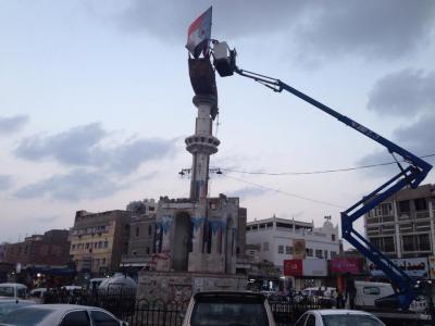 الجنوبيون ينزلون "علم الجنوب" من شوارع عدن ويضيفون لها كلمات جديدة (صورة)
