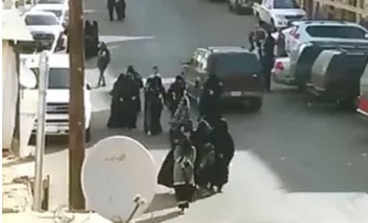 فيديو: طالبات سعوديات يتصرفن بطريقة غريبة.. وتجمع شبابي حولهن