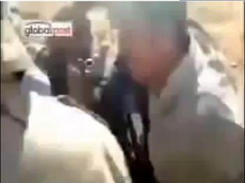 فيديو ممنوع من العرض: لتعذيب وضرب القذافي من قبل الثوار الليبيين