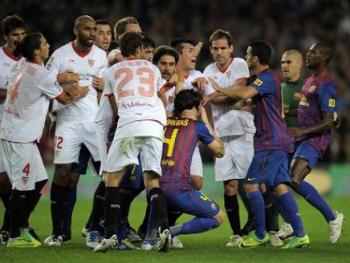 كانوتيه المسلم "يصفع" فابريغاس لاعب برشلونة صفعة قوية إثر سبابه له ونعته بالـ"المسلم الحقير" ليطرد بعدها مباشرة