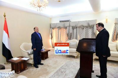 محافظ حضرموت ومحافظ تعز في عدن ويؤديان اليمين الدستورية امام هادي (صور)