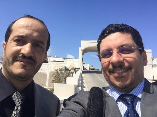 بن مبارك يفاجئ خصومه ويلتقط صورة سيلفي له من وسط عدن