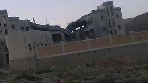 بالصورة: طائرات التحالف تقصف المجمع الحكومي في حوث بعمران