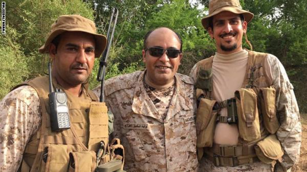 بالفيديو.. الإعلامي السعودي ورئيس ام بي سي أكشن وليد الفراج على الحدود السعودية اليمنية: "الرجّال يقرّب"