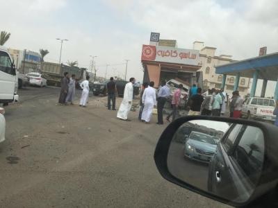 السعودية..بالصور.. سيارة تقتحم “كافيه” وتقتل عامله بظبية جازان