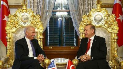 شاهد: ردة فعل نائب أوباما عندما إستقبله أردوغان في قصر السلطان عبد الحميد الثاني بإسطنبول