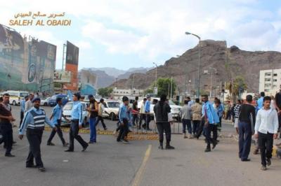 قصة اعتقال صحفي في عدن تُكشف حجم الفوضى التي تتحكم بالمدينة (تفاصيل)
