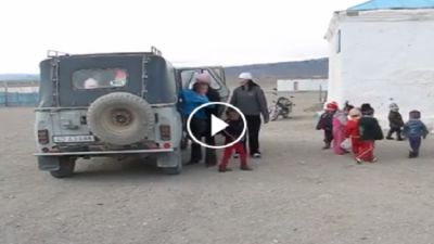 بالفيديو.. سيارة مطاطية تبتلع جيشا من المغول