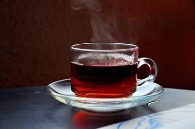 بهذه الطريقة يمكنك الحفاظ على بياض أسنانك عند تناول الشاي