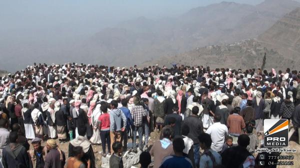 الآلاف من المواطنين يشيعون الشهيد القادري والذي قتله الحوثييون بوراف إب