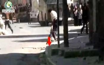 شاهد فيديو لبلاطجة يسحبون ويختطفون رجل مسن من المتظاهرين اليوم في حي القاع