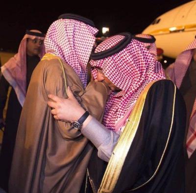 صورة: ولي العهد يقبل يد أخيه الأكبر الأمير سعود بن نايف