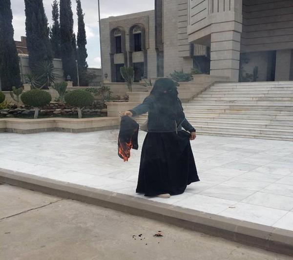 مسئول يكشف تفاصيل احراق موظفة لـ (برقعها) في ساحة الرئاسة.. وكيف تضامن معها الموظفين ومنعو خروج الظالم
