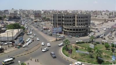 اشتباكات مسلحة في حي القاهرة بعدن بين فصيلين مسلحين استخدم فيها مضاد الطيران تسفر عن سقوط قتلى