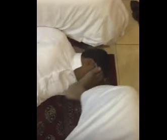 فيديو: سعودي يقدم على تقييد شاب وإهانته وفعل الفاحشه به